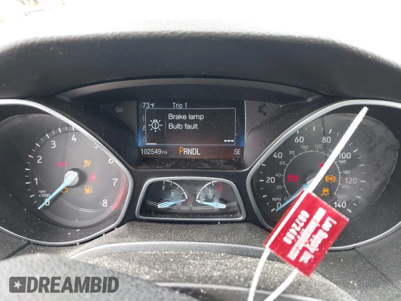 2015 Ford Focus SE z VIN 1FADP3F26FL252212, wystawiony jako IAAI lot #42345763 z przebiegiem 102 549 mil mil oraz . Historia ofert i sprzedaży dostępna na DreamBid. Obrazek 7.