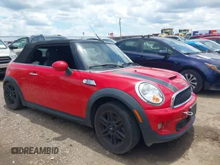 2013 MINI Convertible S z VIN WMWZP3C50DT297624, wystawiony jako IAAI lot #42558374 z przebiegiem 55 106 mil mil oraz . Historia ofert i sprzedaży dostępna na DreamBid. Obrazek 1.