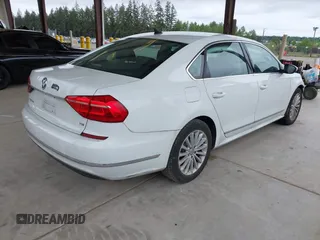 2016 Volkswagen Passat SE z VIN 1VWBT7A32GC057162, wystawiony jako IAAI lot #42287908 z przebiegiem 32 127 mil mil oraz . Historia ofert i sprzedaży dostępna na DreamBid. Obrazek 4.
