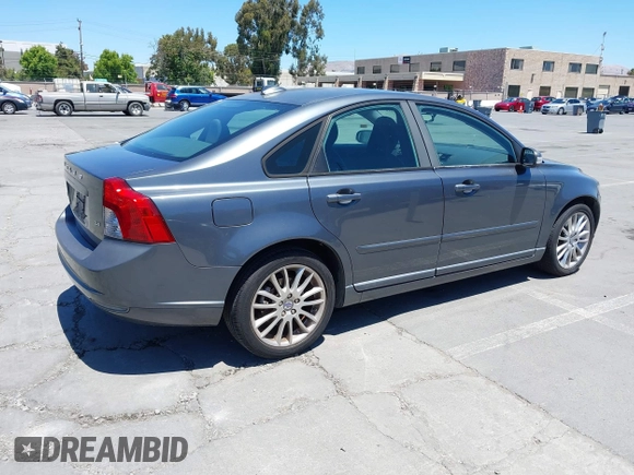 2009 Volvo S40 2.4L с VIN YV1MS390092446497, выставлен на аукционе IAAI как лот 42518359 с пробегом 86 548 миль миль и . История ставок и продаж доступна на DreamBid. Изображение 4.