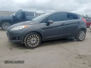 2015 Ford Fiesta Titanium z VIN 3FADP4FJ5FM203174, wystawiony jako Copart lot #60727515 z przebiegiem 91 898 mil mil oraz Czysty tytuł • Clean title. Historia ofert i sprzedaży dostępna na DreamBid. Obrazek 1.