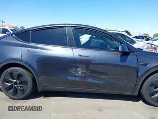 2024 Tesla Model Y Long Range z VIN 7SAYGDEE0RF128802, wystawiony jako IAAI lot #42128685 z przebiegiem 15 713 mil mil oraz . Historia ofert i sprzedaży dostępna na DreamBid. Obrazek 12.