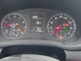 2014 Volkswagen Passat S z VIN 1VWAP7A39EC024253, wystawiony jako IAAI lot #42400664 z przebiegiem 151 628 mil mil oraz . Historia ofert i sprzedaży dostępna na DreamBid. Obrazek 7.