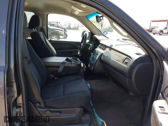 2010 Chevrolet Suburban LS z VIN 1GNUKHE36AR207087, wystawiony jako IAAI lot #41729820 z przebiegiem 266 177 mil mil oraz . Historia ofert i sprzedaży dostępna na DreamBid. Obrazek 5.