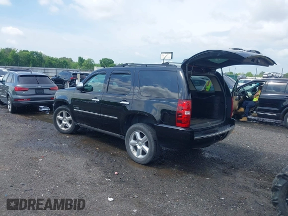 2009 Chevrolet Tahoe LTZ z VIN 1GNFK33059R297641, wystawiony jako IAAI lot #42099230 z przebiegiem 226 402 mil mil oraz . Historia ofert i sprzedaży dostępna na DreamBid. Obrazek 3.