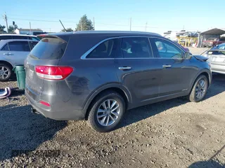 2018 Kia Sorento LX V6 with VIN 5XYPGDA54JG370844, listed as a IAAI auction lot 41412278 with 105,916 mi miles. Bid and sale history available at carsss.com. Image 4.