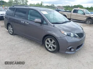 2013 Toyota Sienna SE с VIN 5TDXK3DC4DS362835, выставлен на аукционе IAAI как лот 42471442 с пробегом 122 990 миль миль и . История ставок и продаж доступна на DreamBid. Изображение 1.