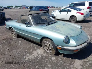 1983 Alfa Romeo Spider Veloce z VIN ZARBA5411D1016042, wystawiony jako IAAI lot #42214912 z przebiegiem 51 581 mil mil oraz . Historia ofert i sprzedaży dostępna na DreamBid. Obrazek 1.