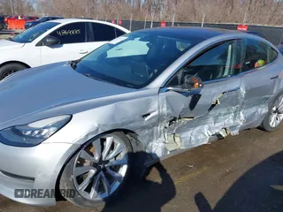 2018 Tesla Model 3 Long Range Battery z VIN 5YJ3E1EB3JF117007, wystawiony jako IAAI lot #41753572 z przebiegiem 82 444 mil mil oraz . Historia ofert i sprzedaży dostępna na DreamBid. Obrazek 6.