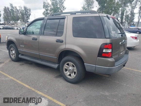 2006 Ford Explorer XLS z VIN 1FMEU62E26UA55326, wystawiony jako IAAI lot #42056921 z przebiegiem 123 323 mil mil oraz . Historia ofert i sprzedaży dostępna na DreamBid. Obrazek 3.