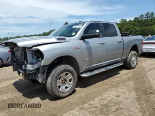 2022 Ram 2500 Big Horn z VIN 3C6UR5DJ6NG247315, wystawiony jako Copart lot #57572155 z przebiegiem 74 667 mil mil oraz Szkoda całkowita • Salvage title. Historia ofert i sprzedaży dostępna na DreamBid. Obrazek 1.