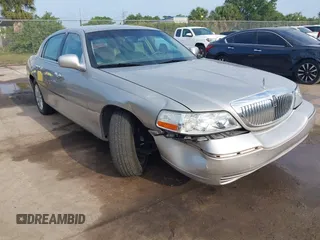 2007 Lincoln Town Car Signature z VIN 1LNHM81V97Y603665, wystawiony jako IAAI lot #42224688 z przebiegiem 82 861 mil mil oraz . Historia ofert i sprzedaży dostępna na DreamBid. Obrazek 1.