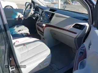 2012 Toyota Sienna XLE AAS z VIN 5TDYK3DC5CS186980, wystawiony jako IAAI lot #41680554 z przebiegiem 330 023 mil mil oraz . Historia ofert i sprzedaży dostępna na DreamBid. Obrazek 5.