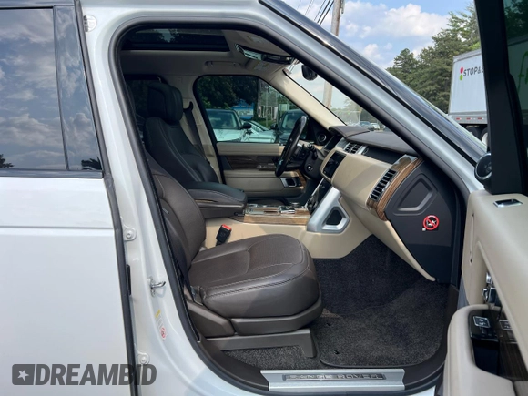 2018 Land Rover Range Rover z VIN SALGS5RE9JA394381, wystawiony jako Copart lot #60938815 z przebiegiem 104 207 mil mil oraz Czysty tytuł • Clean title. Historia ofert i sprzedaży dostępna na DreamBid. Obrazek 5.