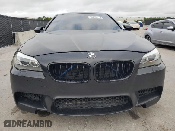 2013 BMW M5 z VIN WBSFV9C57DD096739, wystawiony jako Copart lot #59640315 z przebiegiem 85 840 mil mil oraz Czysty tytuł • Clean title. Historia ofert i sprzedaży dostępna na DreamBid. Obrazek 5.