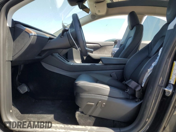 2024 Tesla Model Y Long Range z VIN 7SAYGDEE6RF032348, wystawiony jako Copart lot #58158355 z przebiegiem Nie podano mil oraz Szkoda całkowita • Salvage title. Historia ofert i sprzedaży dostępna na DreamBid. Obrazek 7.