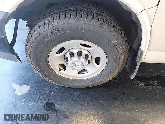 2017 Chevrolet Express Cargo z VIN 1GCWGAFF4H1300511, wystawiony jako IAAI lot #42802223 z przebiegiem 132 303 mil mil oraz . Historia ofert i sprzedaży dostępna na DreamBid. Obrazek 1.