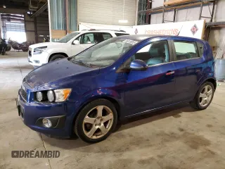 2014 Chevrolet Sonic LTZ z VIN 1G1JE6SB1E4111883, wystawiony jako Copart lot #56010855 z przebiegiem 147 745 mil mil oraz Szkoda całkowita • Salvage title. Historia ofert i sprzedaży dostępna na DreamBid. Obrazek 1.