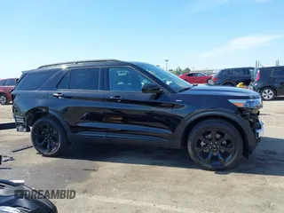 2023 Ford Explorer ST-Line z VIN 1FMSK8KH7PGC03436, wystawiony jako IAAI lot #42359119 z przebiegiem 5 261 mil mil oraz . Historia ofert i sprzedaży dostępna na DreamBid. Obrazek 14.