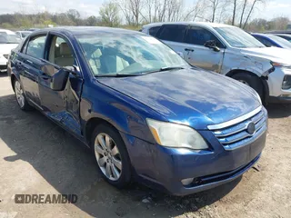 2007 Toyota Avalon XL z VIN 4T1BK36B47U181177, wystawiony jako IAAI lot #42104757 z przebiegiem 391 116 mil mil oraz . Historia ofert i sprzedaży dostępna na DreamBid. Obrazek 1.