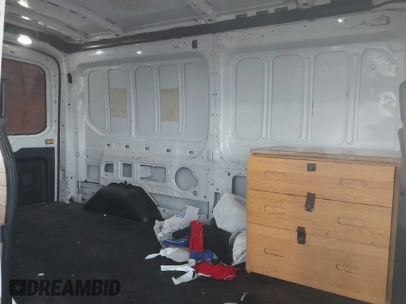 2015 Ford Transit Cargo z VIN 1FTNR2CM1FKA40154, wystawiony jako IAAI lot #42210986 z przebiegiem 164 324 mil mil oraz . Historia ofert i sprzedaży dostępna na DreamBid. Obrazek 8.