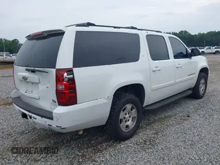 2008 Chevrolet Suburban LTZ z VIN 1GNFC16098J220975, wystawiony jako IAAI lot #42340341 z przebiegiem 301 534 mil mil oraz . Historia ofert i sprzedaży dostępna na DreamBid. Obrazek 4.