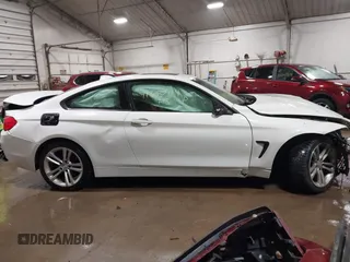 2015 BMW 4 Series 428i xDrive z VIN WBA3N9C52FK246245, wystawiony jako IAAI lot #41650714 z przebiegiem 142 776 mil mil oraz . Historia ofert i sprzedaży dostępna na DreamBid. Obrazek 14.