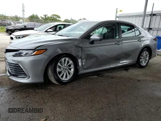 2024 Toyota Camry LE z VIN 4T1C11AK9RU845558, wystawiony jako Copart lot #59888675 z przebiegiem 33 501 mil mil oraz Czysty tytuł • Clean title. Historia ofert i sprzedaży dostępna na DreamBid. Obrazek 1.