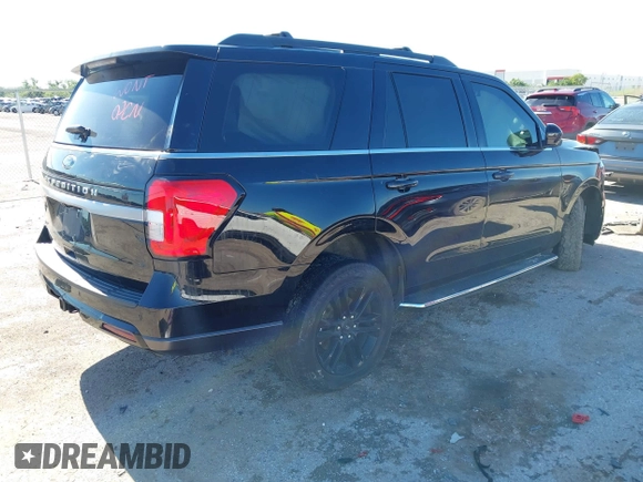 2022 Ford Expedition XLT z VIN 1FMJU1HTXNEA03300, wystawiony jako IAAI lot #42218479 z przebiegiem 32 300 mil mil oraz . Historia ofert i sprzedaży dostępna na DreamBid. Obrazek 4.