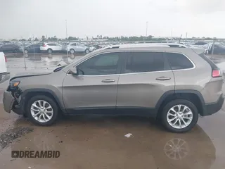 2019 Jeep Cherokee Latitude z VIN 1C4PJLCB5KD358412, wystawiony jako IAAI lot #42506197 z przebiegiem 83 160 mil mil oraz . Historia ofert i sprzedaży dostępna na DreamBid. Obrazek 14.
