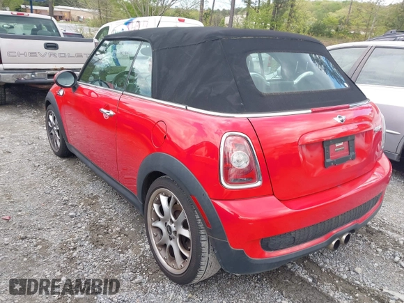 2010 MINI Convertible S z VIN WMWMS3C53AT012001, wystawiony jako IAAI lot #42024826 z przebiegiem 110 471 mil mil oraz . Historia ofert i sprzedaży dostępna na DreamBid. Obrazek 3.
