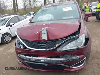 2017 Chrysler Pacifica Touring L z VIN 2C4RC1BG2HR535119, wystawiony jako IAAI lot #40891044 z przebiegiem 172 664 mil mil oraz . Historia ofert i sprzedaży dostępna na DreamBid. Obrazek 6.