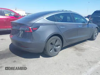 2018 Tesla Model 3 Long Range Battery z VIN 5YJ3E1EA9JF042319, wystawiony jako IAAI lot #41871931 z przebiegiem 138 837 mil mil oraz . Historia ofert i sprzedaży dostępna na DreamBid. Obrazek 4.