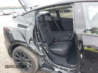 2024 Tesla Model Y с VIN 7SAYGDED5RF093696, выставлен на аукционе IAAI как лот 42061020 с пробегом 21 220 миль миль и . История ставок и продаж доступна на DreamBid. Изображение 6.