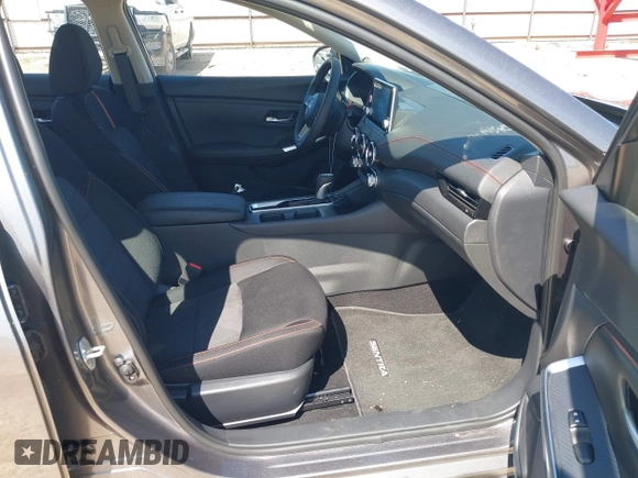 2025 Nissan Sentra SR z VIN 3N1AB8DV8SY309598, wystawiony jako IAAI lot #42460527 z przebiegiem 3 690 mil mil oraz . Historia ofert i sprzedaży dostępna na DreamBid. Obrazek 5.