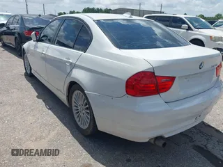 2011 BMW 3 Series 328i z VIN WBAPH7G58BNN07149, wystawiony jako IAAI lot #42514285 z przebiegiem 120 534 mil mil oraz . Historia ofert i sprzedaży dostępna na DreamBid. Obrazek 3.