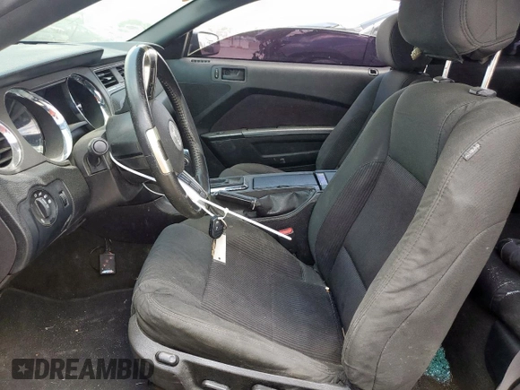 2014 Ford Mustang V6 z VIN 1ZVBP8AM5E5240978, wystawiony jako Copart lot #58018635 z przebiegiem 176 267 mil mil oraz Szkoda całkowita • Salvage title. Historia ofert i sprzedaży dostępna na DreamBid. Obrazek 7.