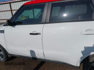 2016 Kia Soul + z VIN KNDJP3A55G7252937, wystawiony jako IAAI lot #42130432 z przebiegiem 70 421 mil mil oraz . Historia ofert i sprzedaży dostępna na DreamBid. Obrazek 14.