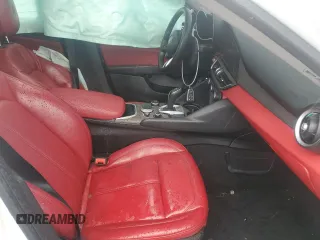 2021 Alfa Romeo Giulia Ti z VIN ZARFANBN1M7648754, wystawiony jako Copart lot #55331525 z przebiegiem Nie podano mil oraz Szkoda całkowita • Salvage title. Historia ofert i sprzedaży dostępna na DreamBid. Obrazek 7.