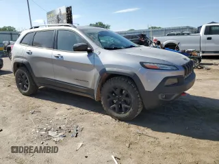 2017 Jeep Cherokee Trailhawk z VIN 1C4PJMBSXHW616640, wystawiony jako Copart lot #56380655 z przebiegiem 139 515 mil mil oraz Szkoda całkowita • Salvage title. Historia ofert i sprzedaży dostępna na DreamBid. Obrazek 4.