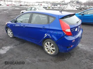 2013 Hyundai Accent SE z VIN KMHCU5AE2DU061871, wystawiony jako IAAI lot #41572034 z przebiegiem 147 924 mil mil oraz . Historia ofert i sprzedaży dostępna na DreamBid. Obrazek 3.