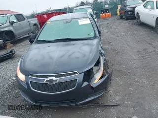 2014 Chevrolet Cruze LS z VIN 1G1PA5SG4E7201393, wystawiony jako IAAI lot #40955975 z przebiegiem 62 567 mil mil oraz . Historia ofert i sprzedaży dostępna na DreamBid. Obrazek 13.
