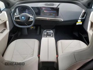 2025 BMW iX xDrive50 z VIN WB523CF09SCU44676, wystawiony jako Copart lot #47785405 z przebiegiem 18 mil mil oraz Tytuł czysty. Historia ofert i sprzedaży dostępna na DreamBid. Obrazek 8.