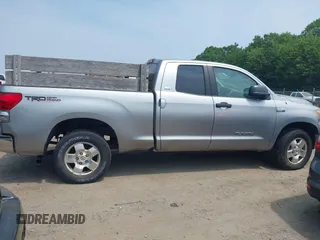 2008 Toyota Tundra z VIN 5TBBV54168S523406, wystawiony jako IAAI lot #42445574 z przebiegiem 117 947 mil mil oraz . Historia ofert i sprzedaży dostępna na DreamBid. Obrazek 13.