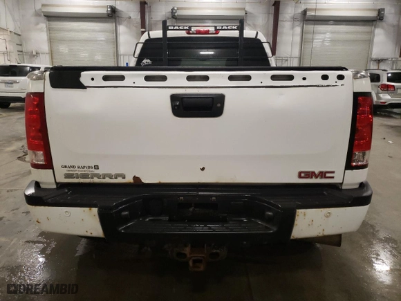 2011 GMC Sierra 2500HD Denali with VIN 1GT125C89BF201957, listed as a Copart auction lot 44702485 with 198,559 mi miles and Salvage Title. Bid and sale history available at carsss.com. Image 6.