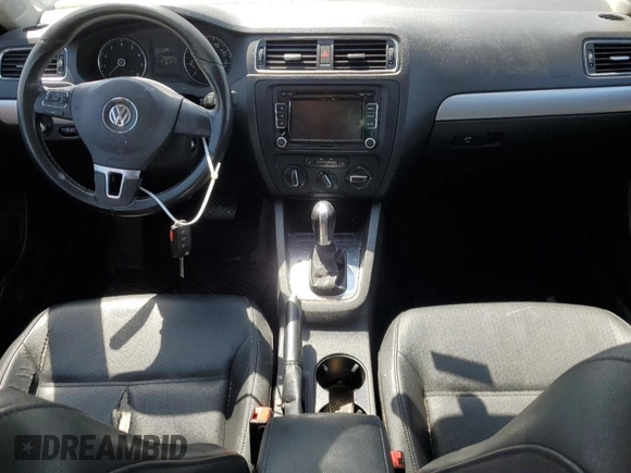 2013 Volkswagen Jetta SE z VIN 3VWDP7AJ8DM352028, wystawiony jako Copart lot #53182505 z przebiegiem 226 944 mil mil oraz Czysty tytuł • Clean title. Historia ofert i sprzedaży dostępna na DreamBid. Obrazek 8.