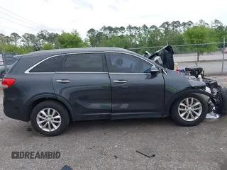 2017 Kia Sorento LX z VIN 5XYPG4A35HG204955, wystawiony jako IAAI lot #41966406 z przebiegiem Nie podano mil oraz . Historia ofert i sprzedaży dostępna na DreamBid. Obrazek 13.