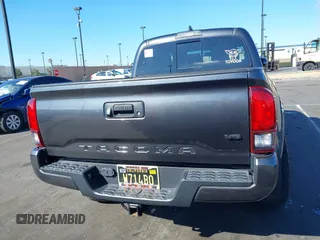 2018 Toyota Tacoma SR5 z VIN 3TMAZ5CN0JM077058, wystawiony jako IAAI lot #41685472 z przebiegiem 37 945 mil mil oraz . Historia ofert i sprzedaży dostępna na DreamBid. Obrazek 17.