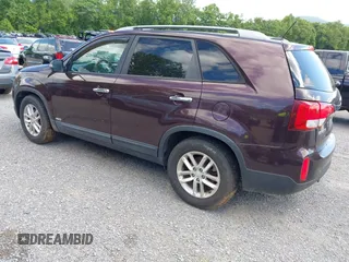 2014 Kia Sorento LX z VIN 5XYKTCA64EG474572, wystawiony jako IAAI lot #42325030 z przebiegiem 107 382 mil mil oraz . Historia ofert i sprzedaży dostępna na DreamBid. Obrazek 3.