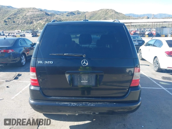 2001 Mercedes-Benz M-Class with VIN 4JGAB54E01A272539, listed as a IAAI auction lot 42124321 with 272,098 mi miles. Bid and sale history available at carsss.com. Image 16.
